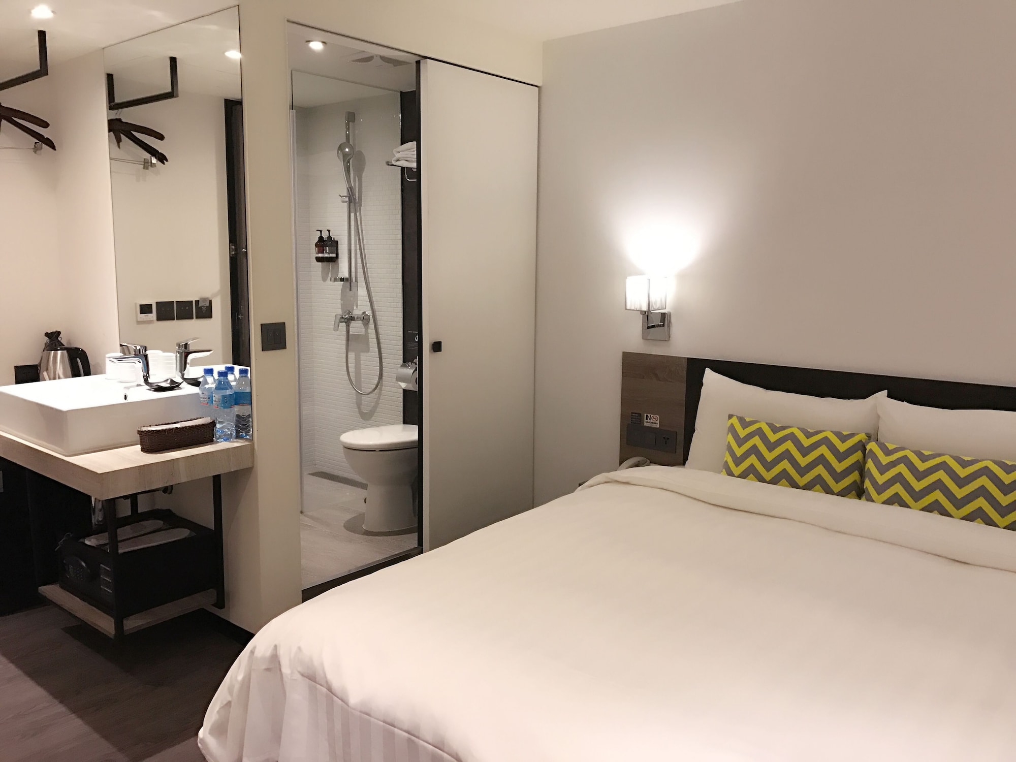 BUSINESS, DOUBLE BED, NO WINDOW