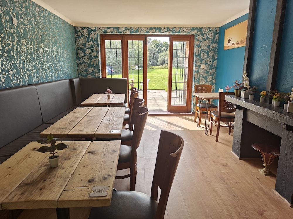 Little Foxes Hotel 46/62