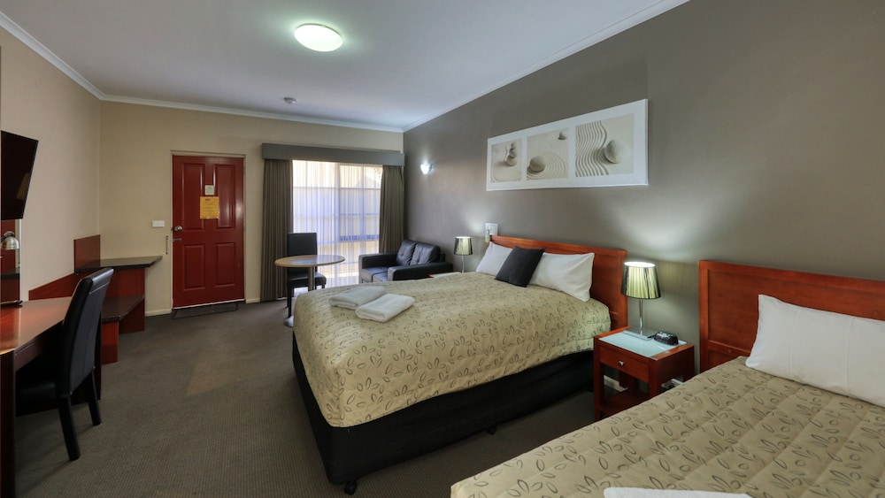 Deluxe, 1 Queen and 1 Single Bed