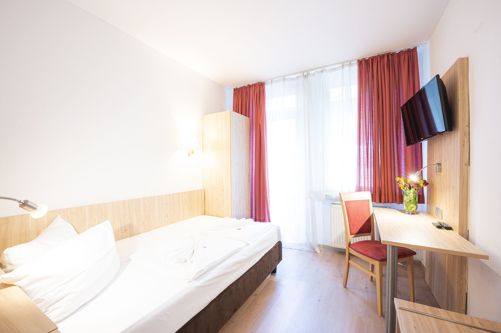 Hotel Astoria Am Urachplatz 23/67