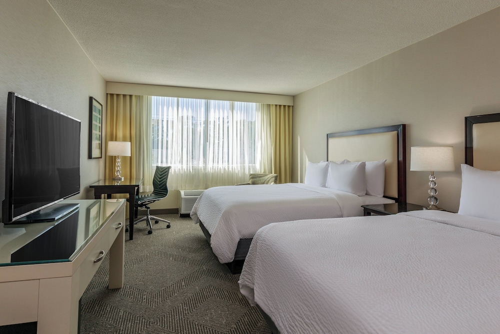 Holiday Inn Suites Boston Peabody 22/62