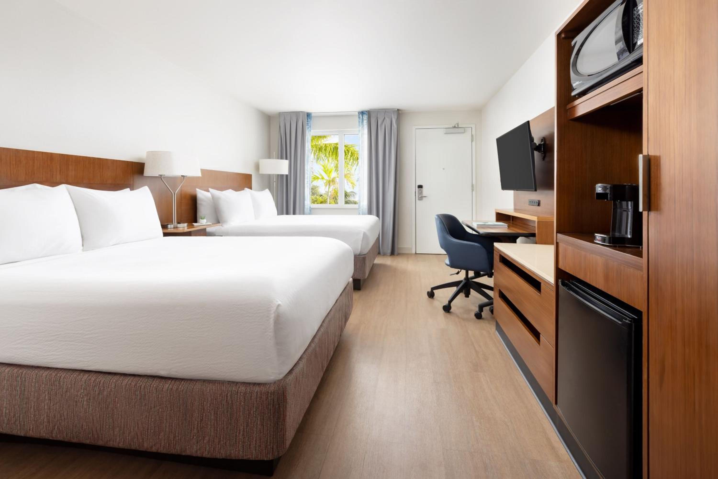 Deluxe, 2 Queen Beds, Garden View