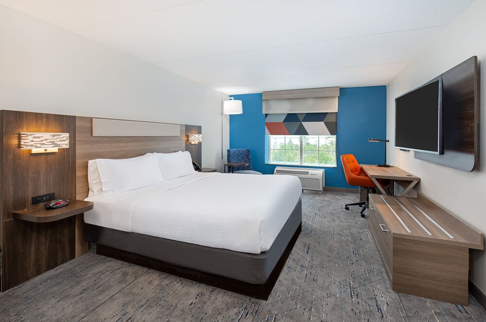 Holiday Inn Express Hotel and Suites Columbus At Northlake 25/57