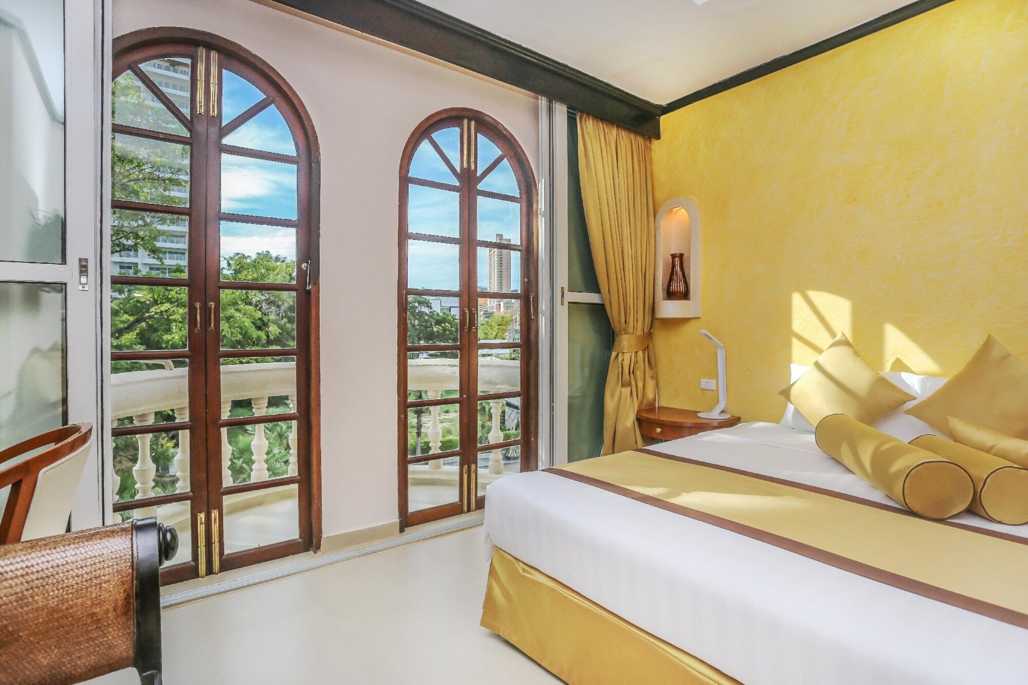 2 BEDROOMS, MASTER, SUITE