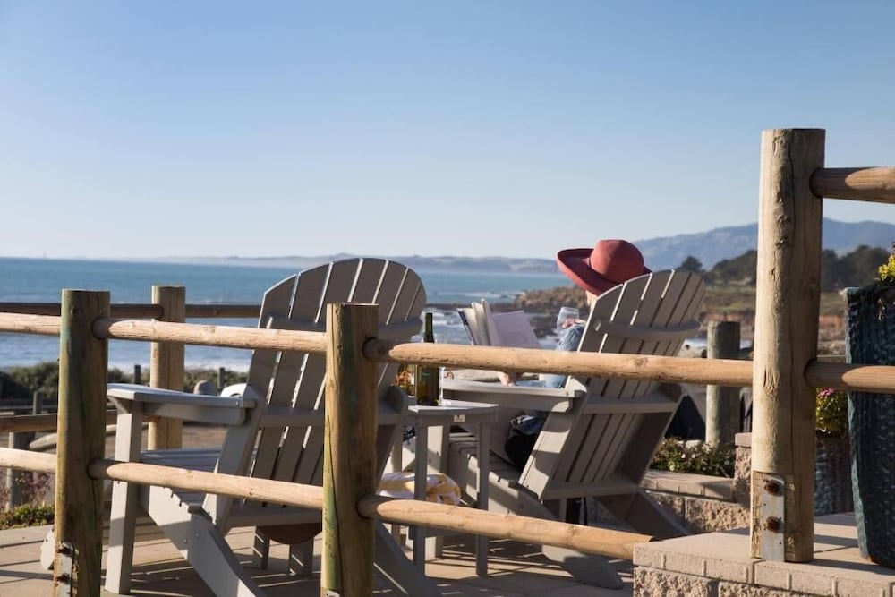 Sand Pebbles Inn 7/34