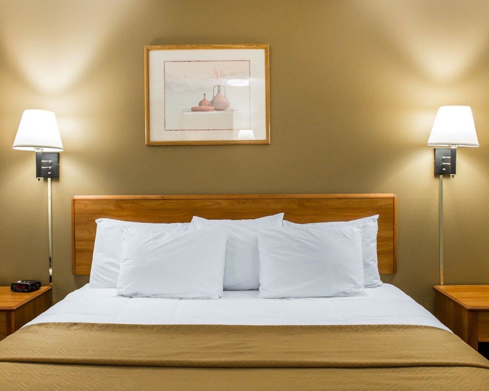 Econo Lodge Elkhart North 15/27