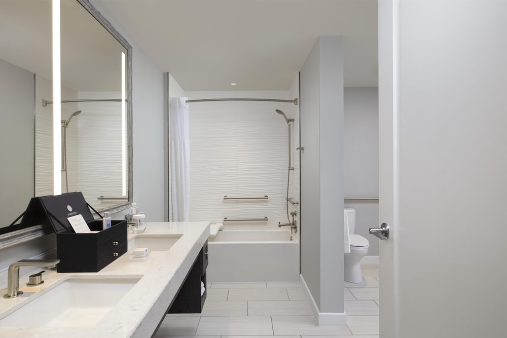 جناح بسرير كينج لذوي الإعاقة، Sunsuites Villas at Sunseeker Resort, Curio by Hilton 5/5