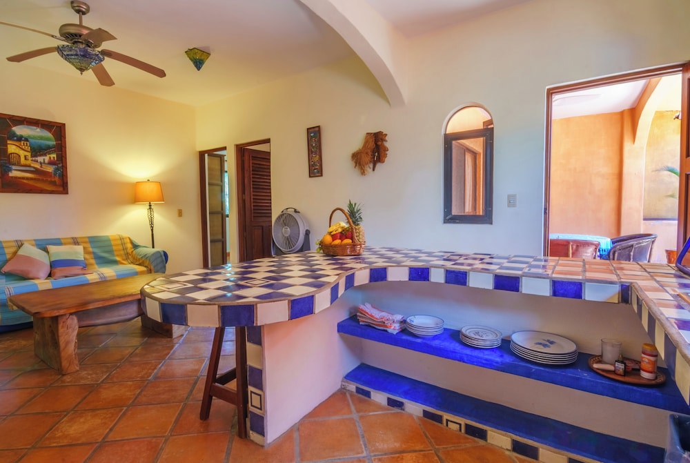 2 Bedrooms, Margarita, Apartment, Queen and Twin Beds, Garden View, Sofa، Casamar Suites 5/9