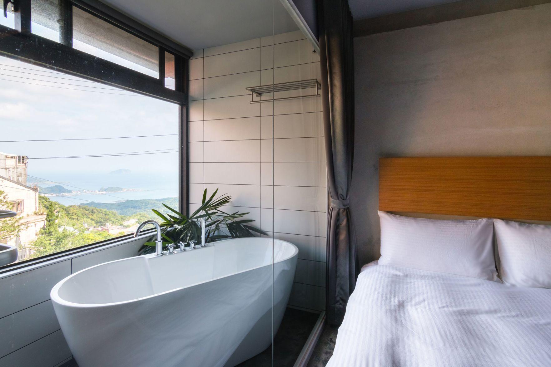DELUXE, QUADRUPLE, BATHTUB