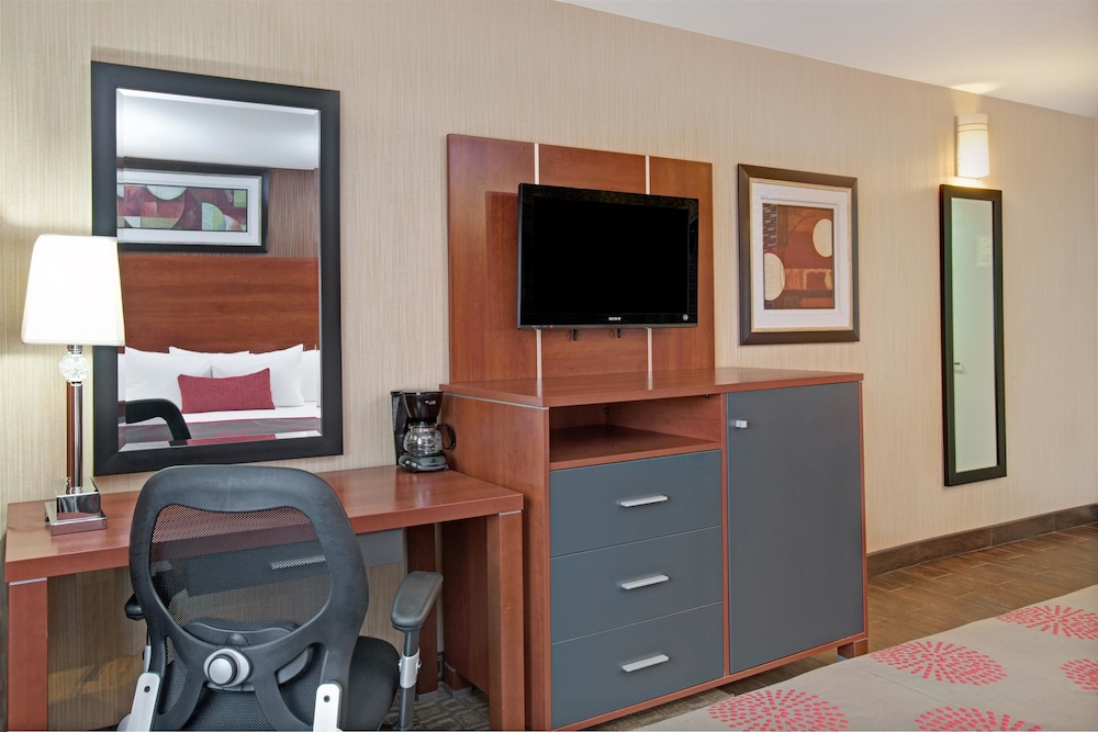 Ramada By Wyndham Staten Island 35/38