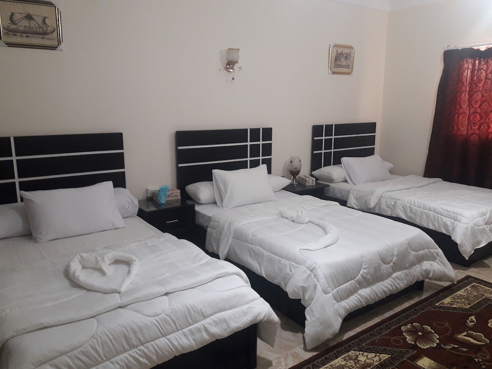 Three Giza Pyramids Inn 26/65