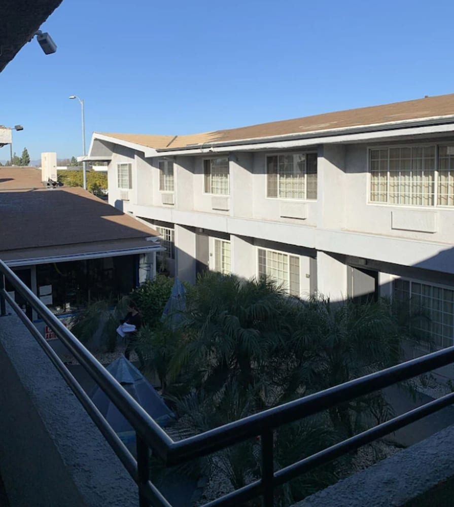 Skyways Hotel Los Angeles 3/22