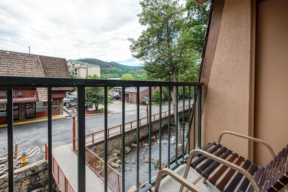 Quality Inn Creekside - Downtown Gatlinburg 5/45