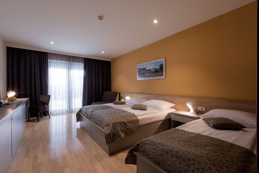 ROOM, TRIPLE