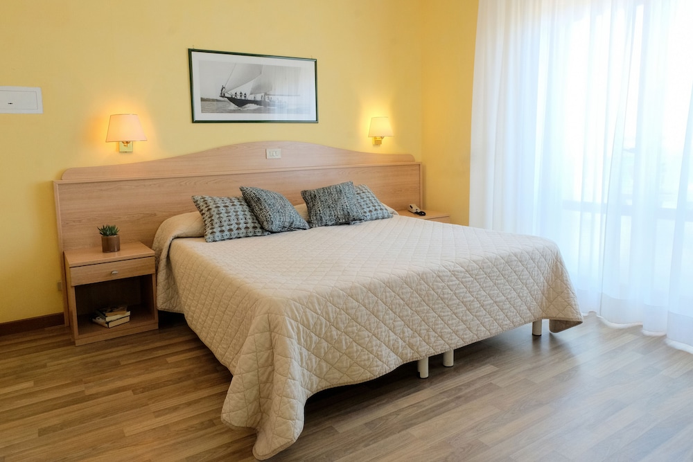 STANDARD, DOUBLE BED, SEA VIEW