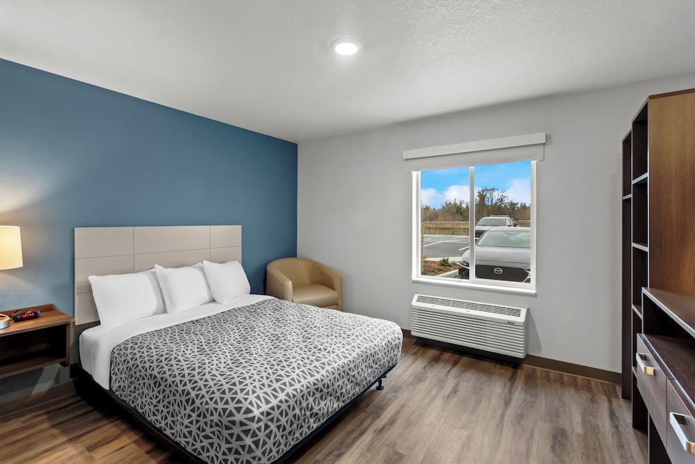 Suite, Queen Bed, Accessible