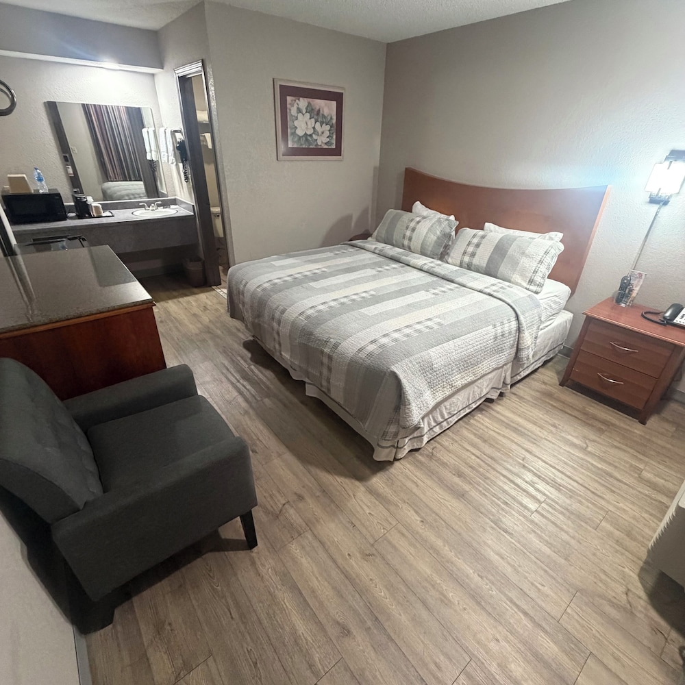 Colonial Inn 3/47