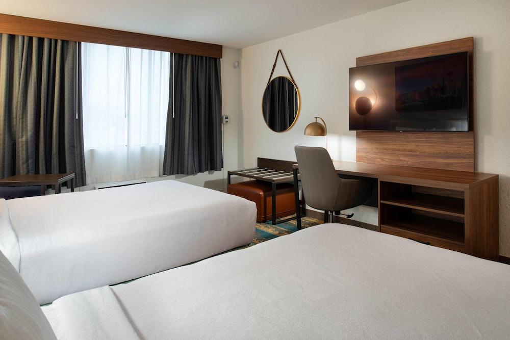 La Quinta Inn & Suites by Wyndham Seattle Sea-Tac Airport 16/48