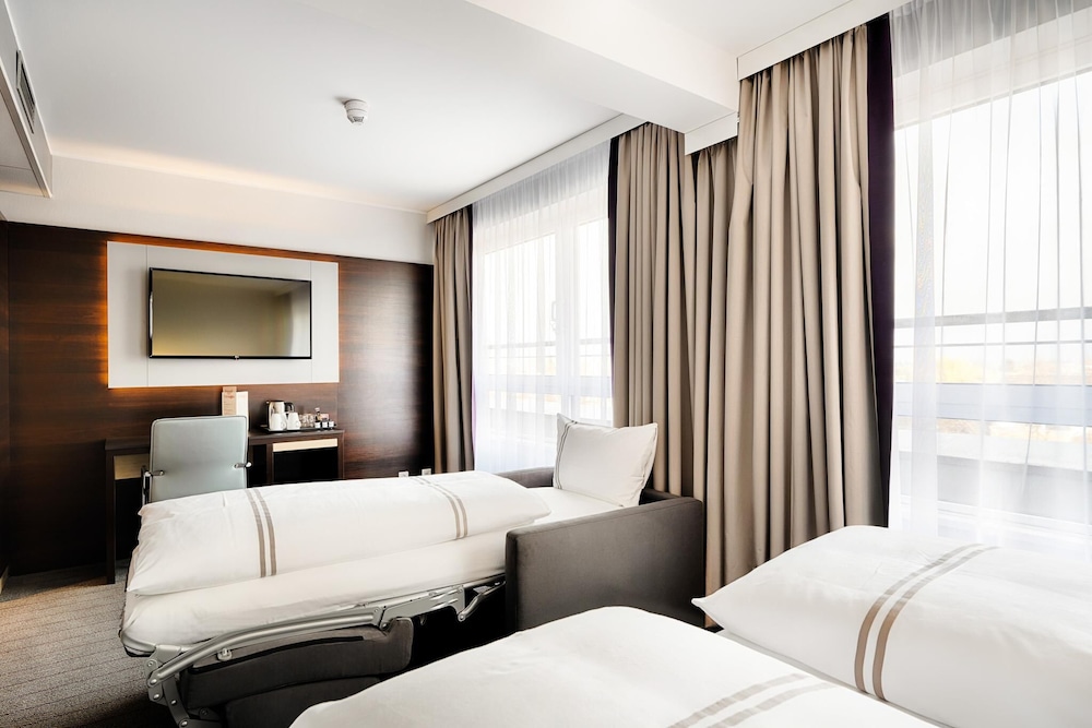 غرفة عائلية ثلاثية بسرير مزدوج وسرير فردي، Premier Inn Cologne City Centre hotel 3/5