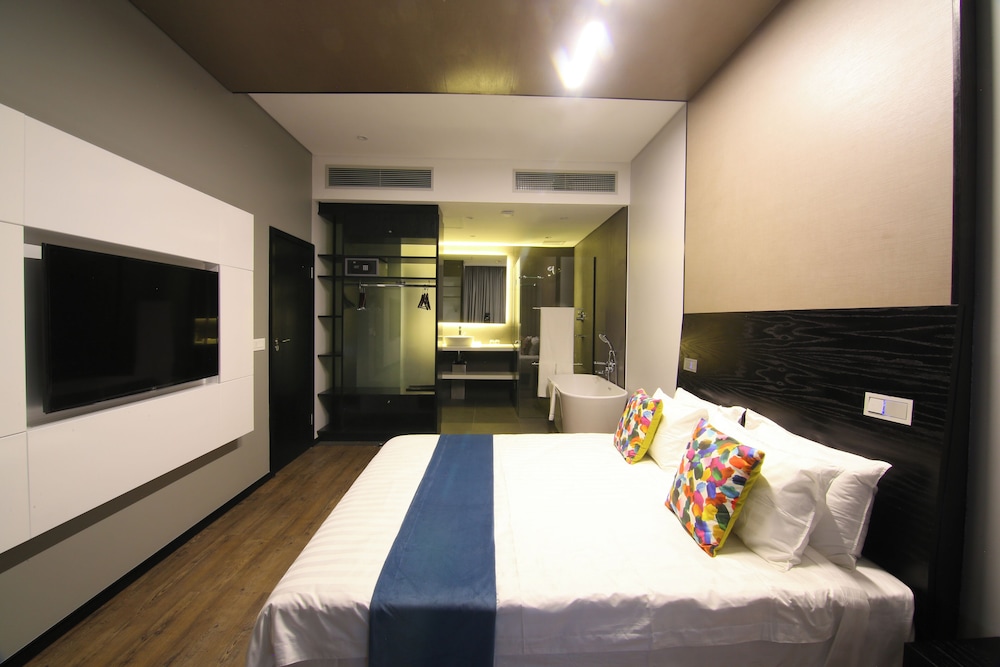 PREMIUM, QUEEN BED