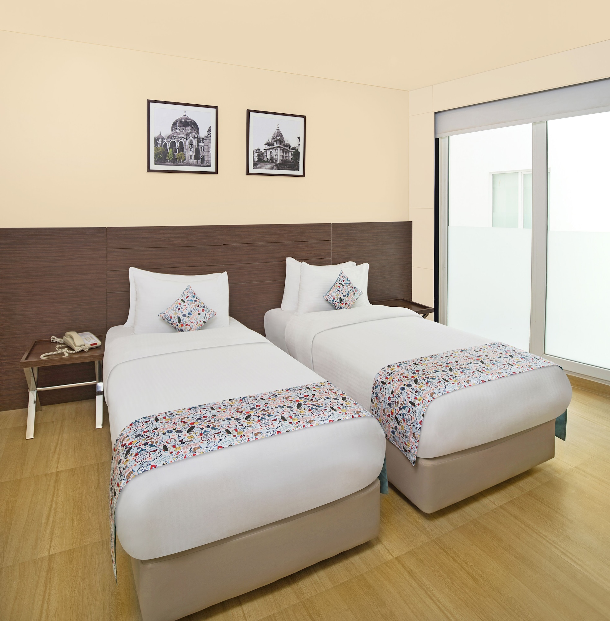 LUXURY, TWIN BEDS