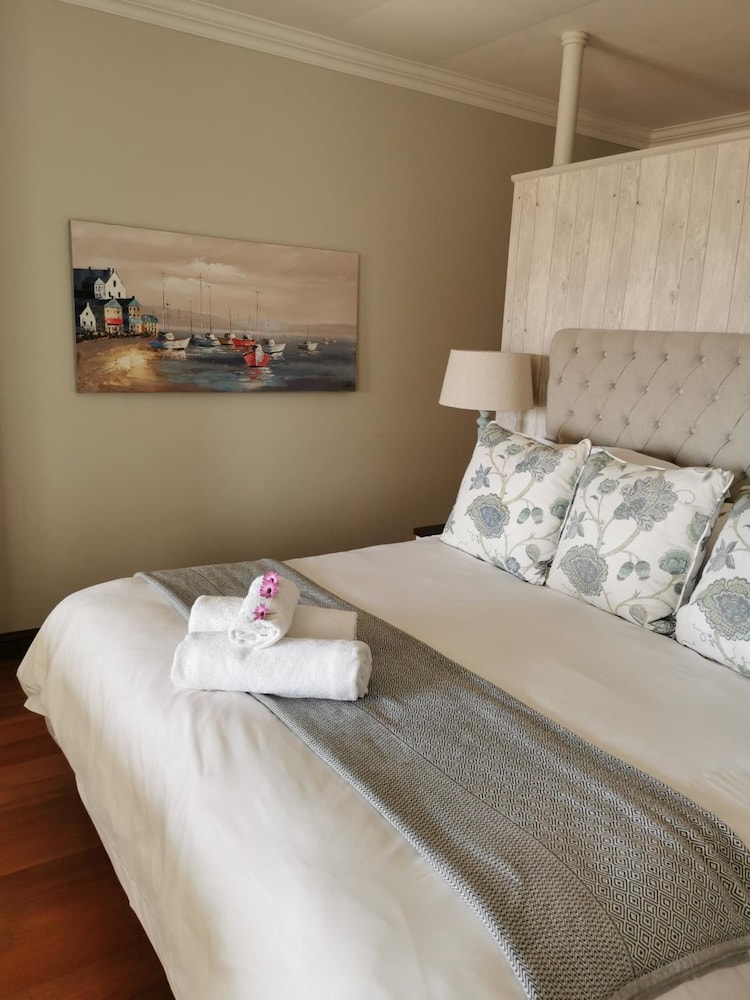 The Hamptons Guest House 12/50