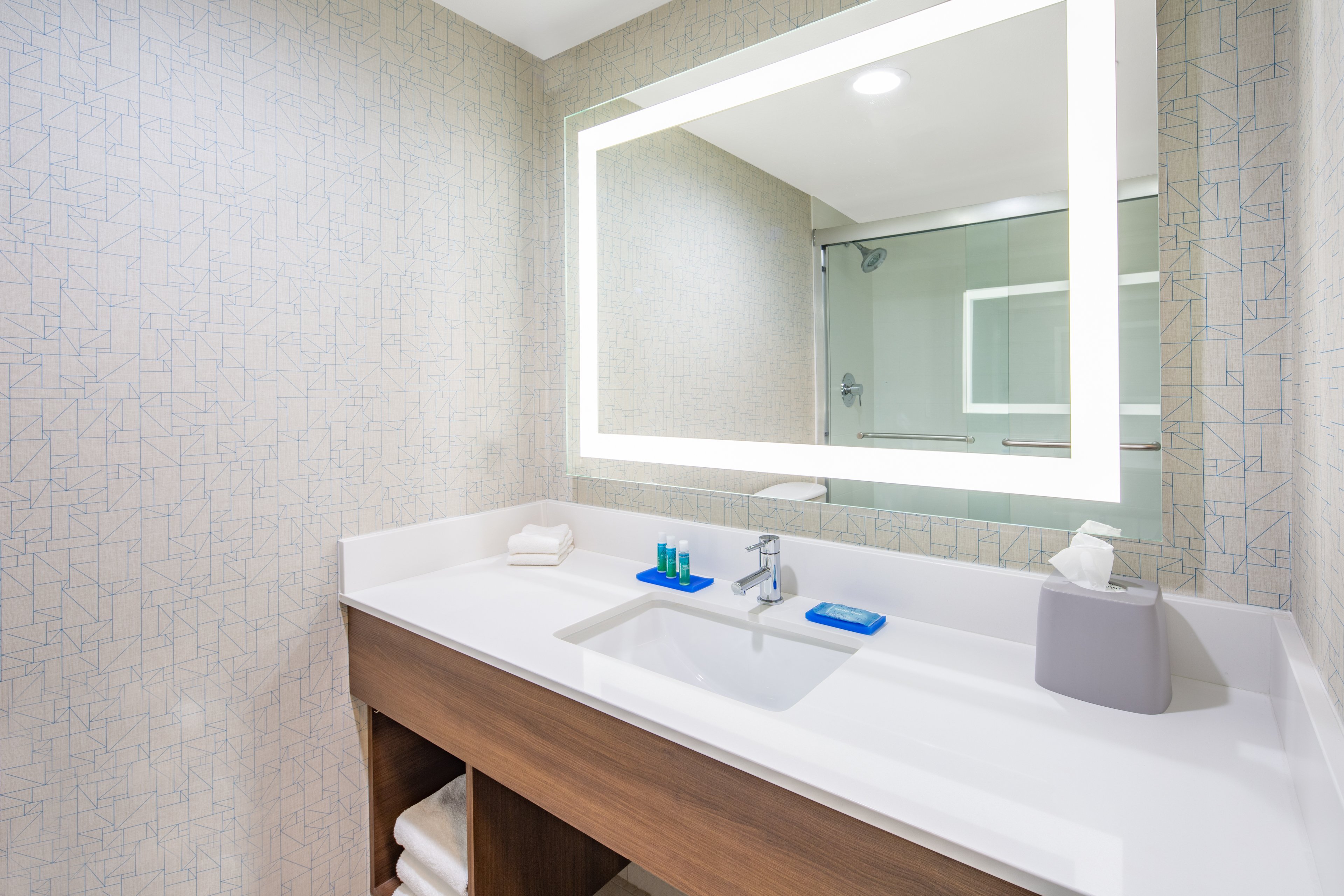 غرفة تنفيذية بسرير كينج، Holiday Inn Express San Diego Airport Old Town 3/3
