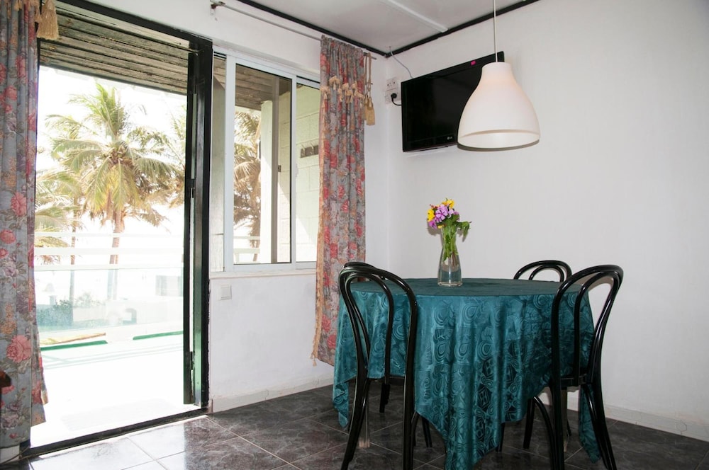 Bungalow Beach Hotel 32/58