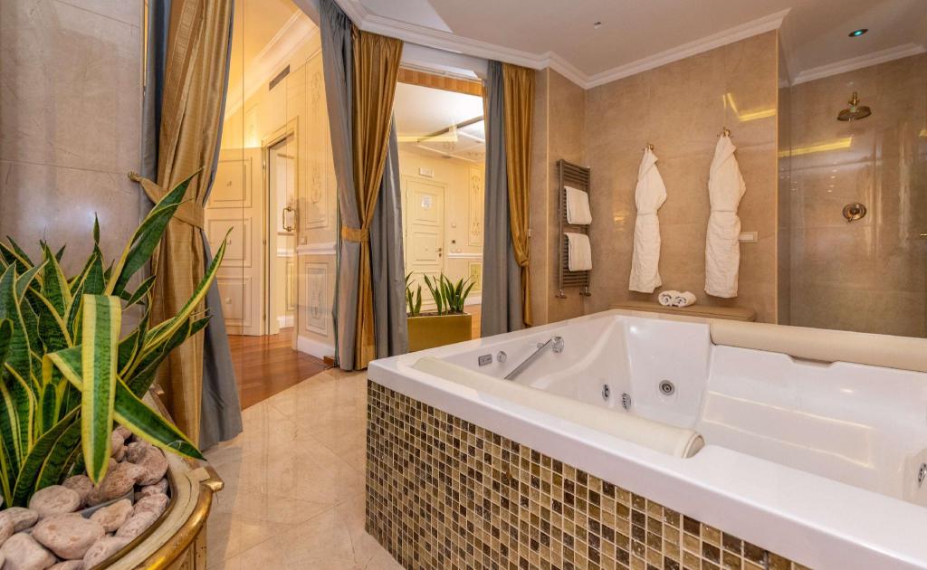 Presidential, Queen Bed, Terrace, Radisson Blu Ghr Hotel Rome 7/10
