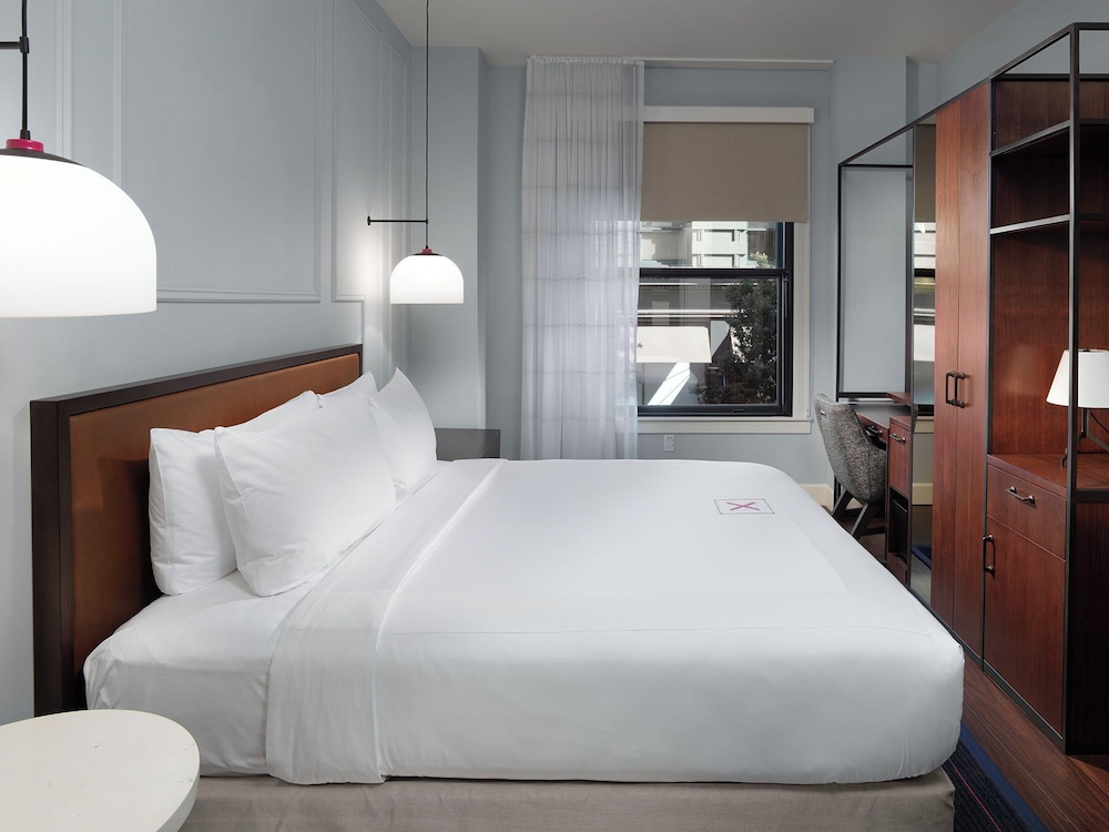Mono, King Bed, Accessible