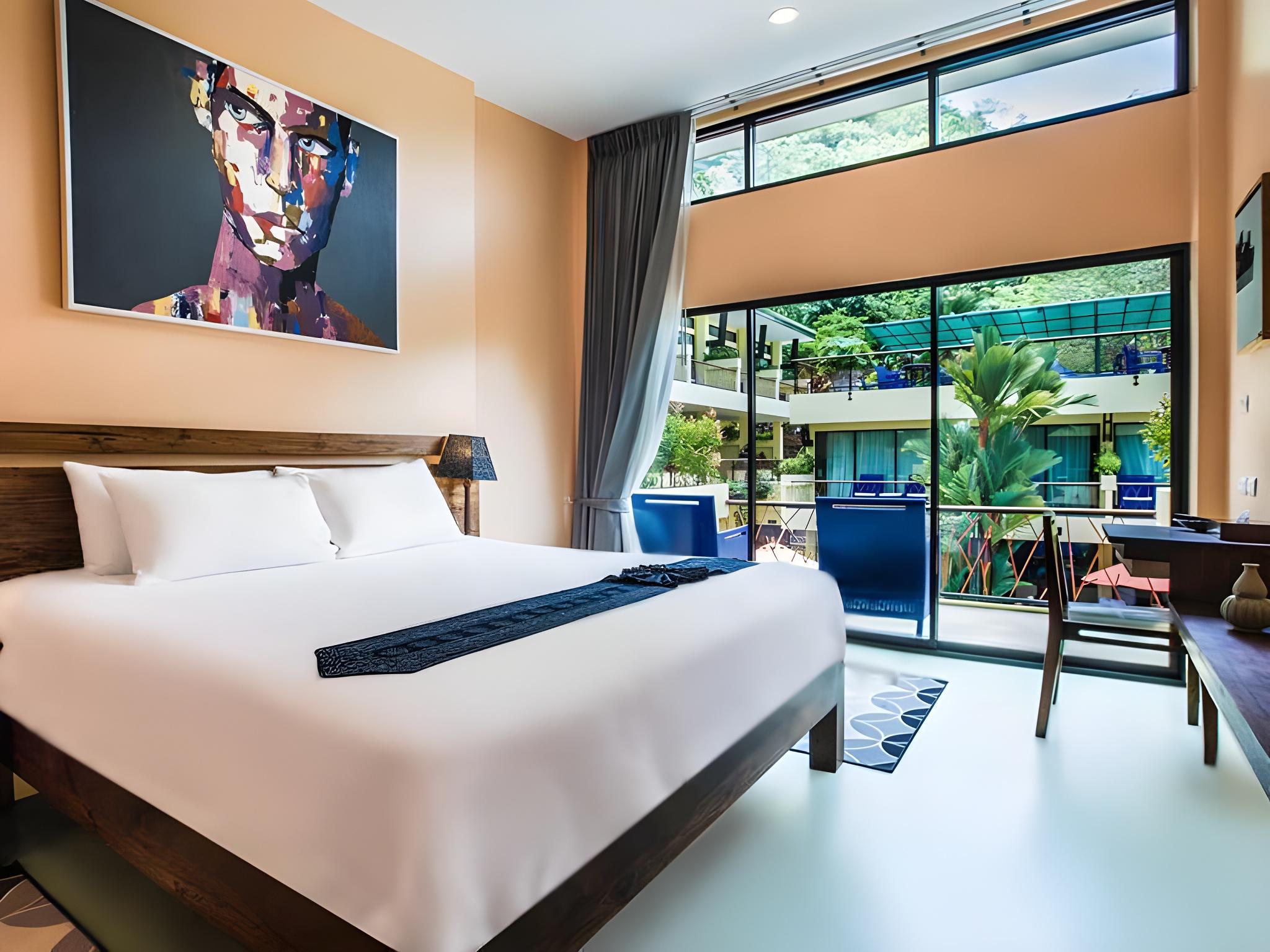 DELUXE, KING BED, POOL VIEW