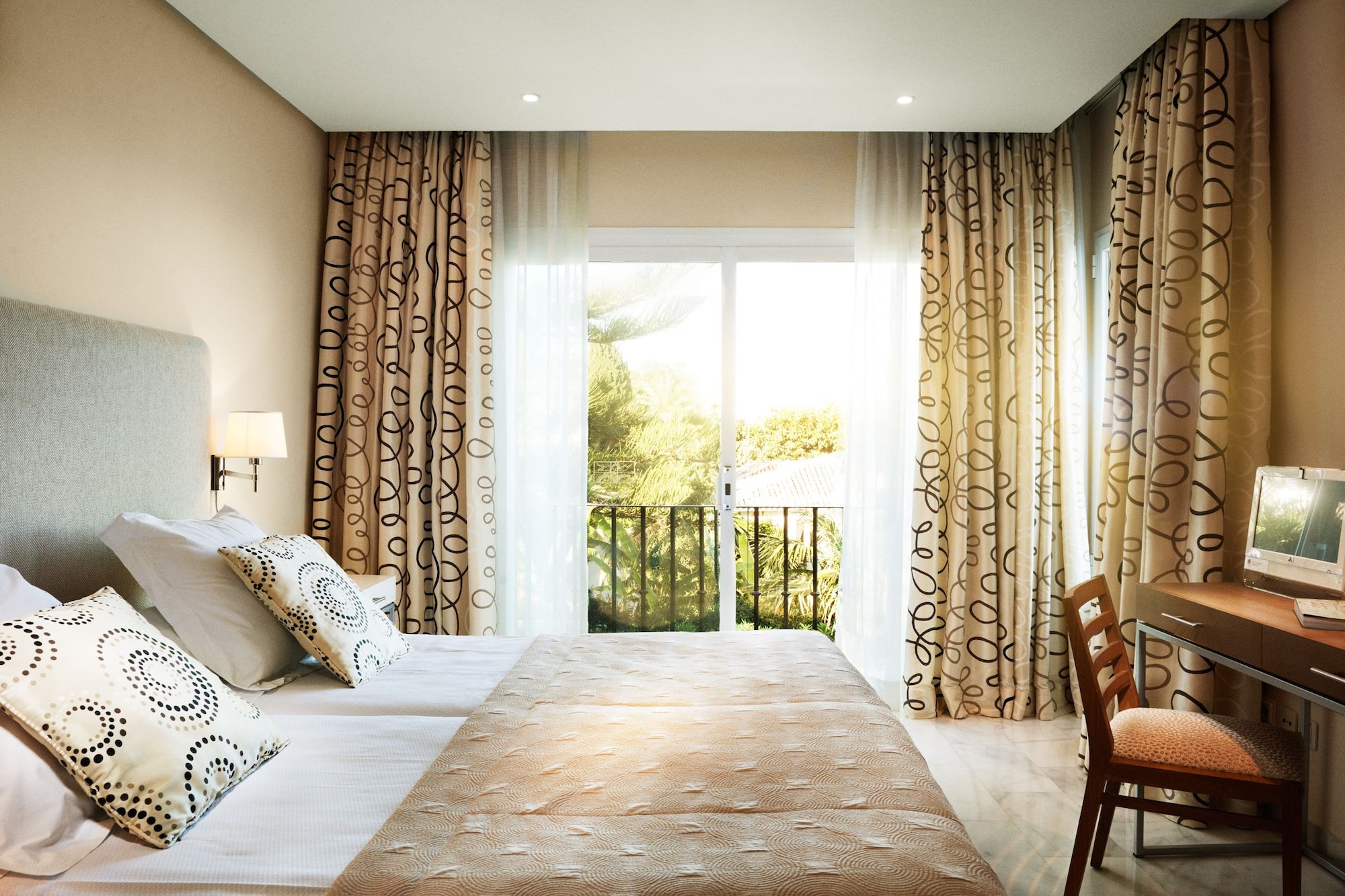 2 Bedrooms, Mediterranean, Suite, King and Twin Beds, Beach View