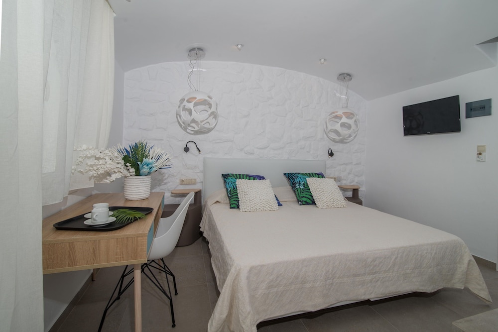 Spiros Hotel 32/83