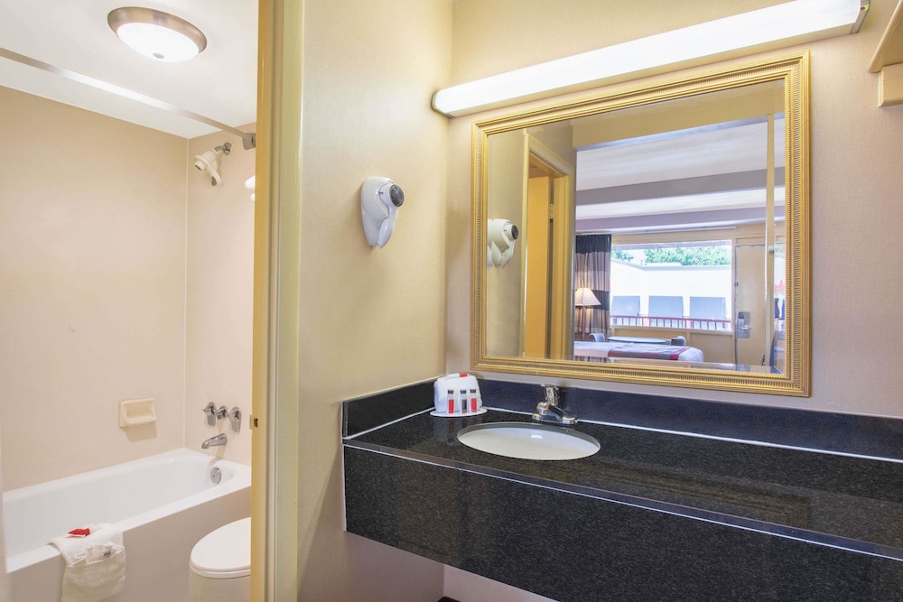 Ramada Limited Cockeysville 12/26