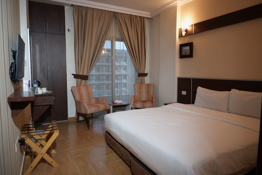 Ream Hotel 8/50
