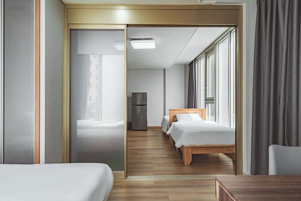 Brown Suites Sinchon Central 27/48