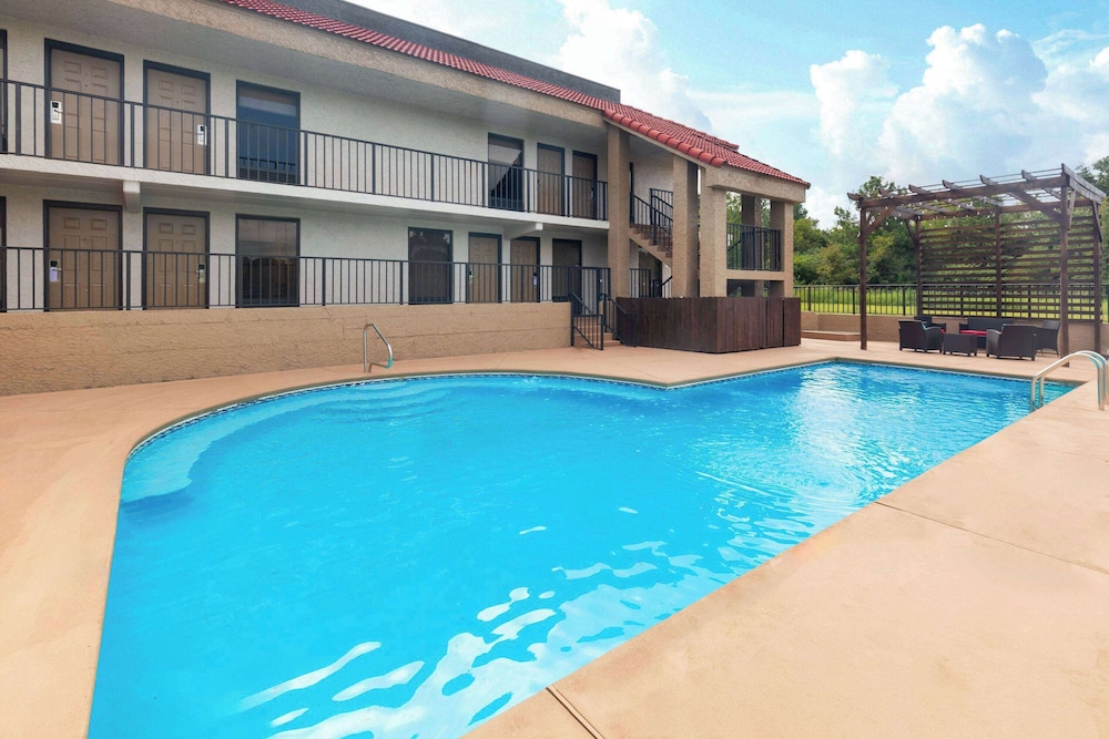 Ramada by Wyndham Bainbridge 3/33
