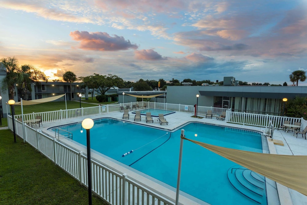 Super 8 by Wyndham Ocala I-75 37/56