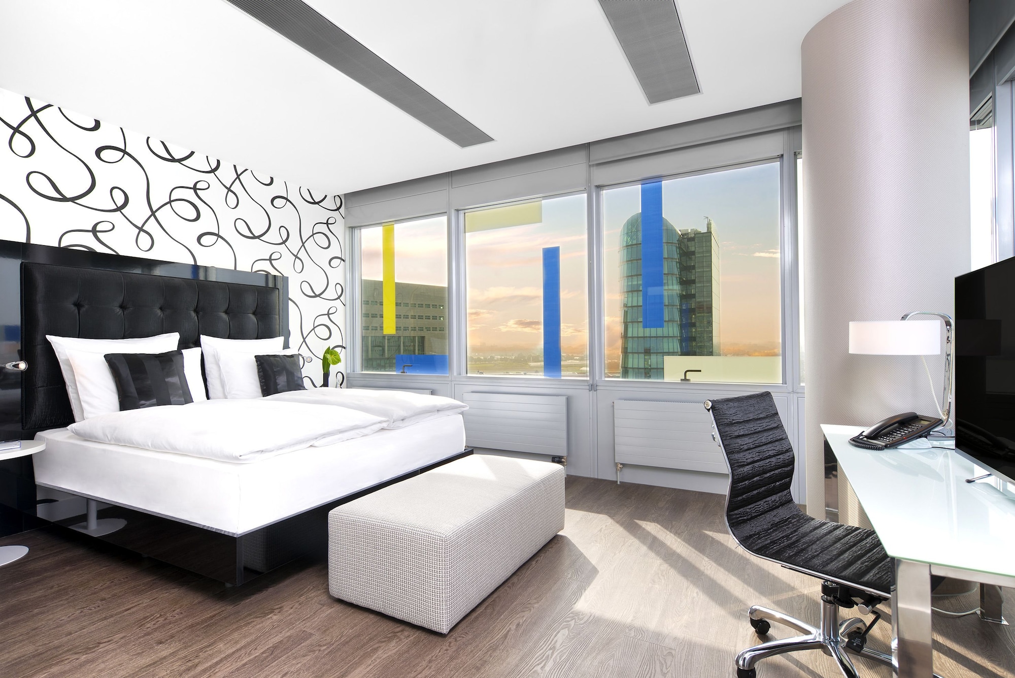 Innside, Lifestyle, Suite, King Bed, Sofa
