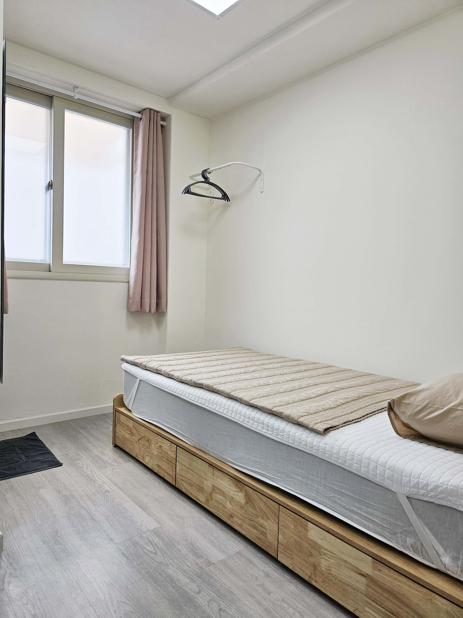 ROOM, SINGLE