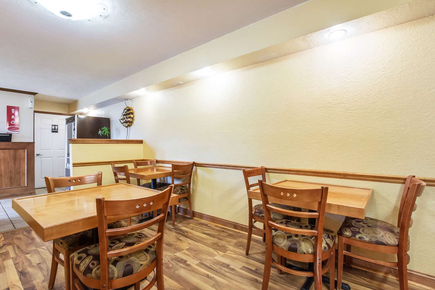Econo Lodge Cloverdale 34/39