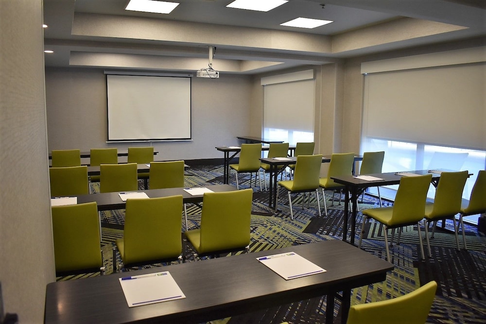 Holiday Inn Express Hotel Suites Charlotte Concord I 85 52/58