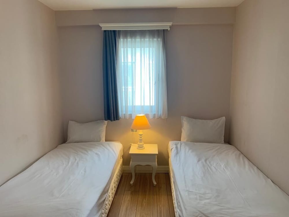 2 BEDROOMS, CONDO, FAMILY, GARDEN VIEW