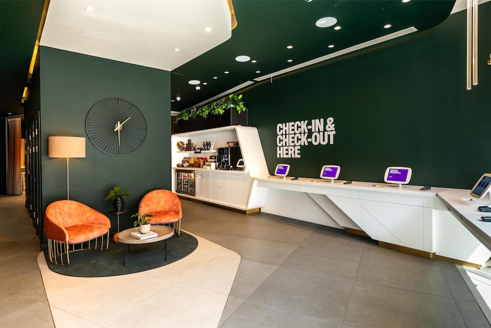 YOTEL London City, Select by Hilton 7/70