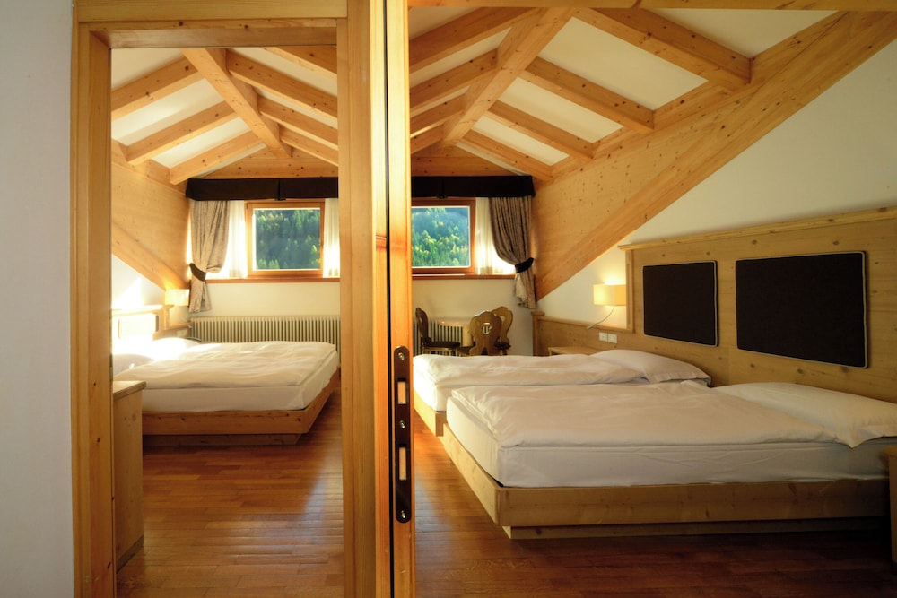 2 BEDROOMS, FAMILY, QUEEN AND TWIN BEDS
