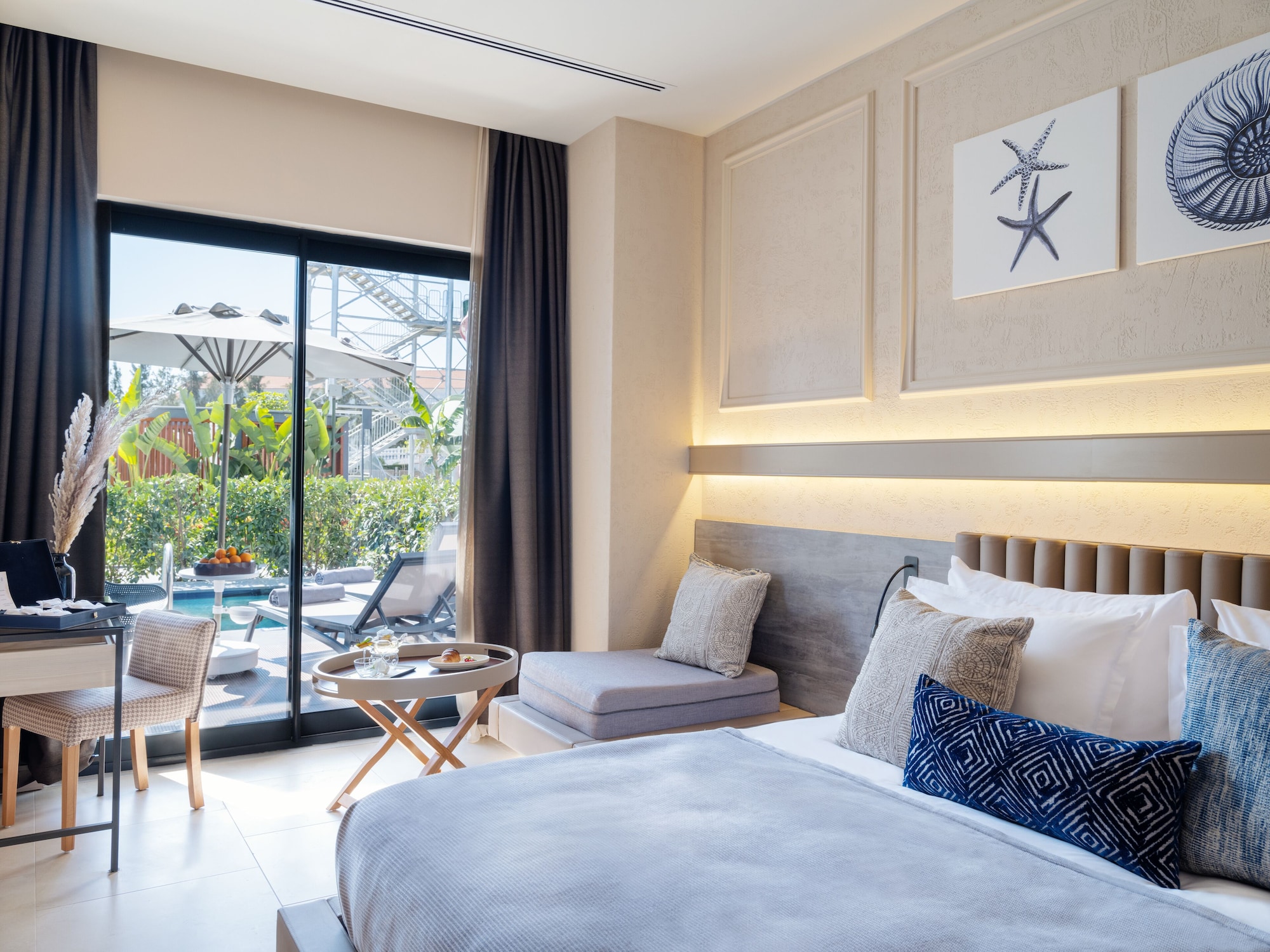 Swim Up, Lagoon, 1 Queen and 1 Single Bed