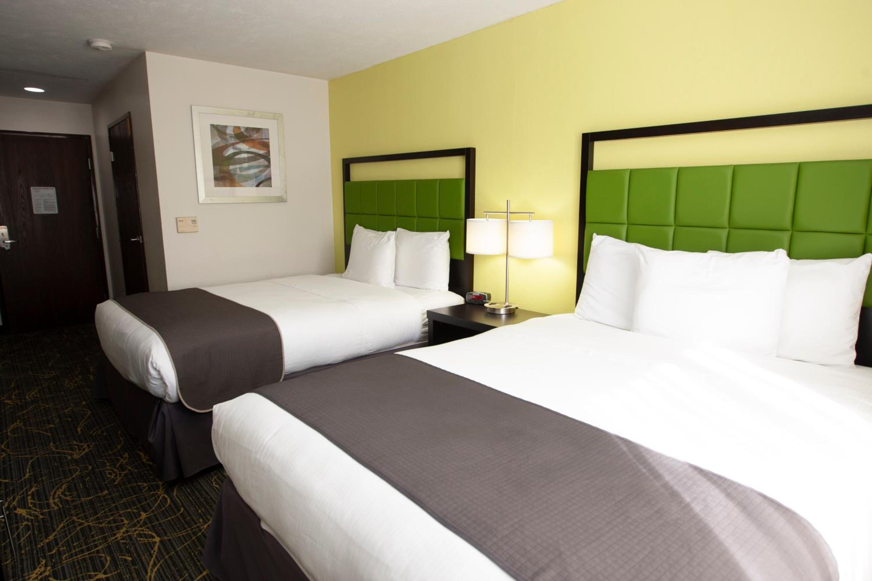 Room, 2 Queen Beds, Bathtub, Accessible