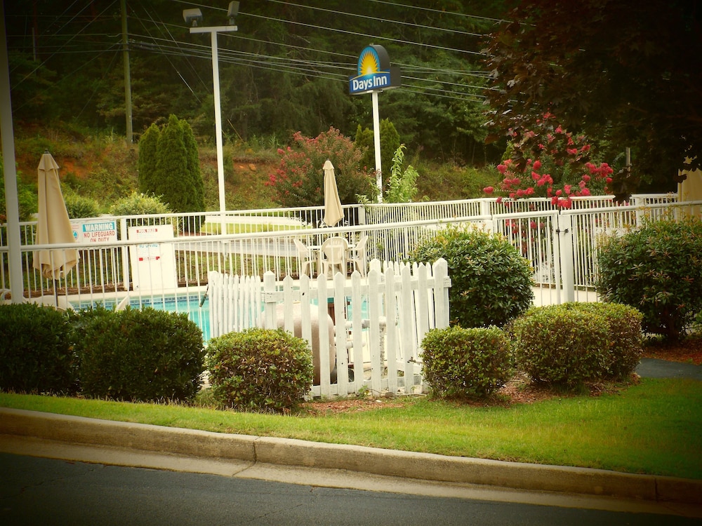 Days Inn by Wyndham Dahlonega 24/49