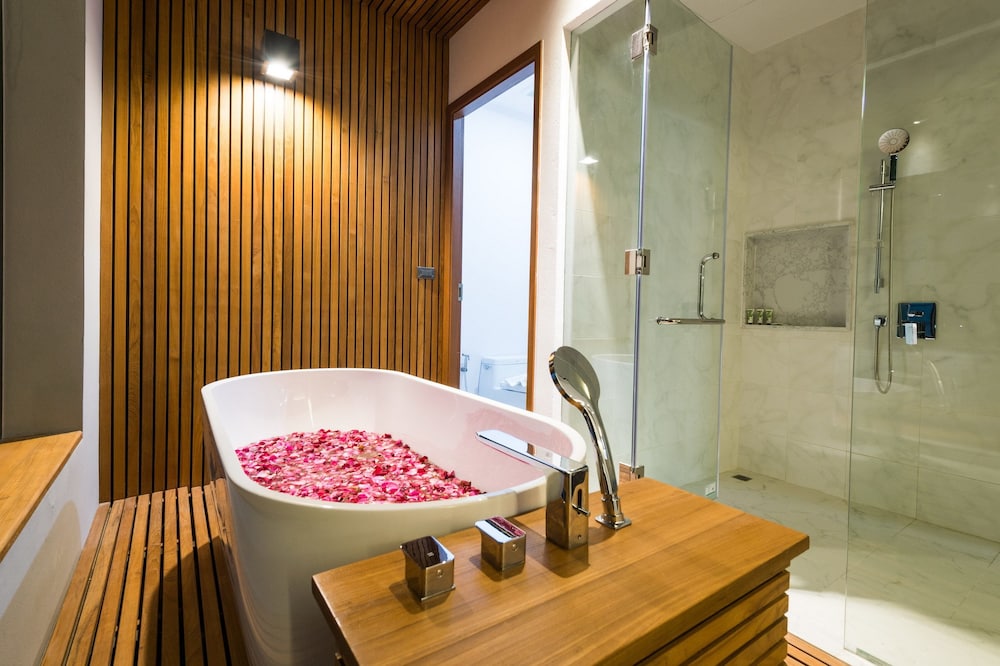 The Gallery Hotel Naiharn 50/50