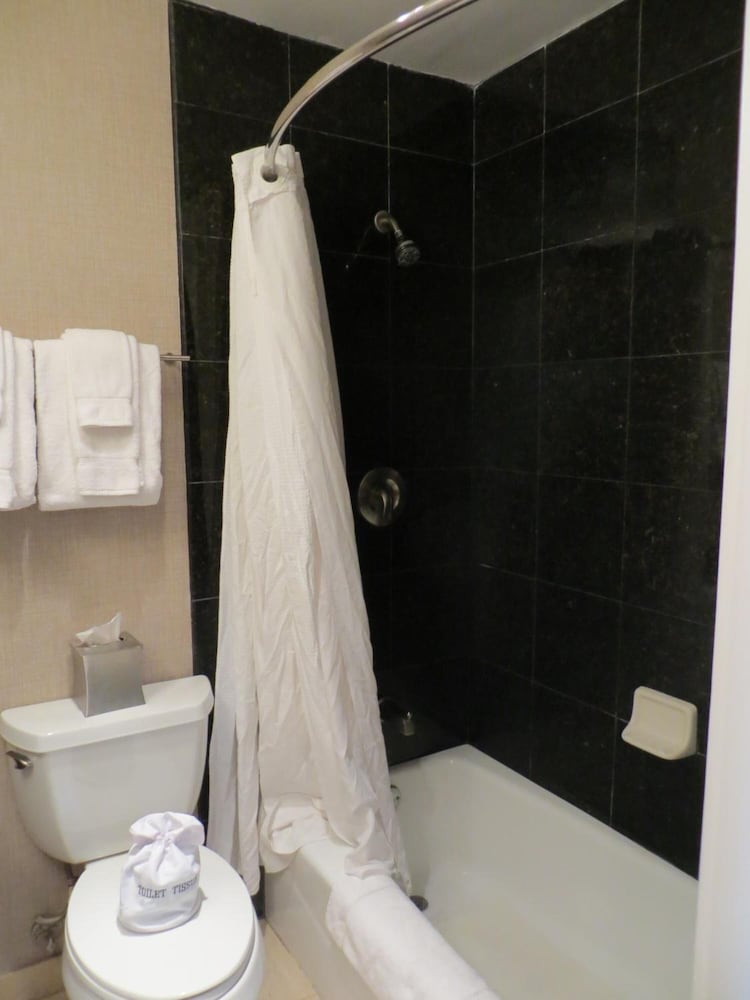 7 Springs Inn Suites 58/60